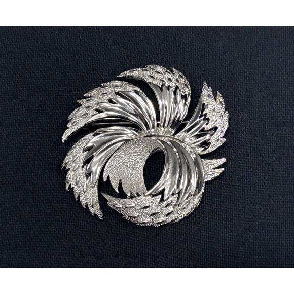 Vintage Trifari Brooch Swirl Silver Tone Textured Modernist - Picture 1 of 11